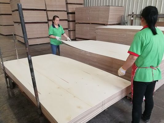 Top A Engenharia de madeira Veneer lavado Negro albaricoque coroa grão cor escura Para decoração de armários de hotel