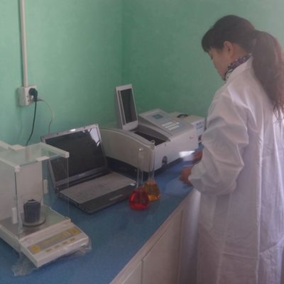 Fabricação de revestimento de madeira Padouk de grãos retos Técnicas de corte de fatia Espessura 0,5 mm para a face do armário