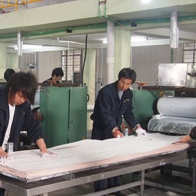 Corte em fatias reconstituído de madeira de carvalho prateado Veneer comprimento 2500-3100mm pode ser personalizado para revestimento de parede