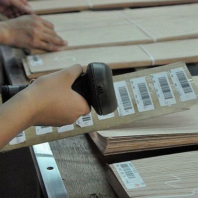 O folheado de madeira de mogno natural do OEM figurou em linha reta a grão 2500-3100MM para a pele da porta