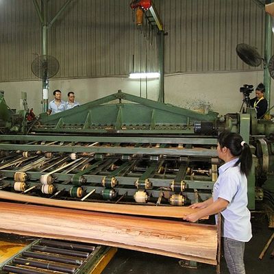 O quarto natural americano do folheado da madeira da noz cortou reto figurado para a mobília alta da classe que faz o fabricante do Fsc China