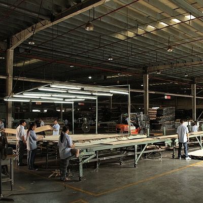 O quarto natural americano do folheado da madeira da noz cortou a grão reta para a mobília alta da classe que faz o fabricante do Fsc China