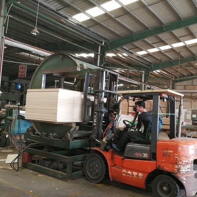 Madeira compensada extravagante natural enfrentada de Ash Crown Wood Veneer E0/E1/Mdf/fábrica personalizada cartão de China do comprimento