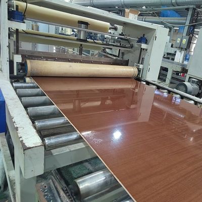 A madeira natural enfrentada da hicória folheia a grão reta bicolor especial 2440/2745mm
